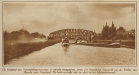 872613 Afbeelding van een schip van de bootdienst Utrecht-Vreeland v.v. (links), op het Merwedekanaal te Utrecht, met ...